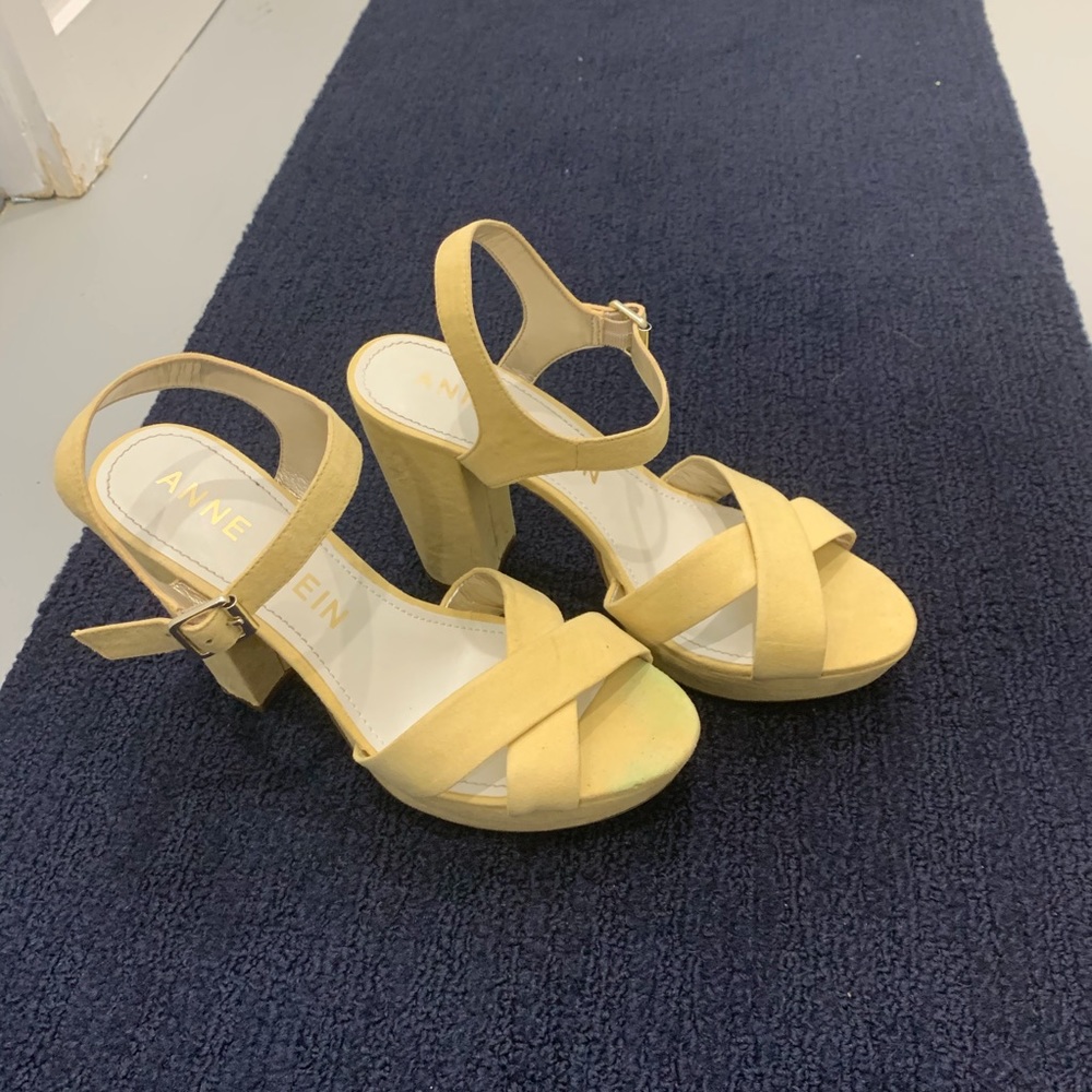 Delightful Yellow Anne Klein Heel Sandals 🌼